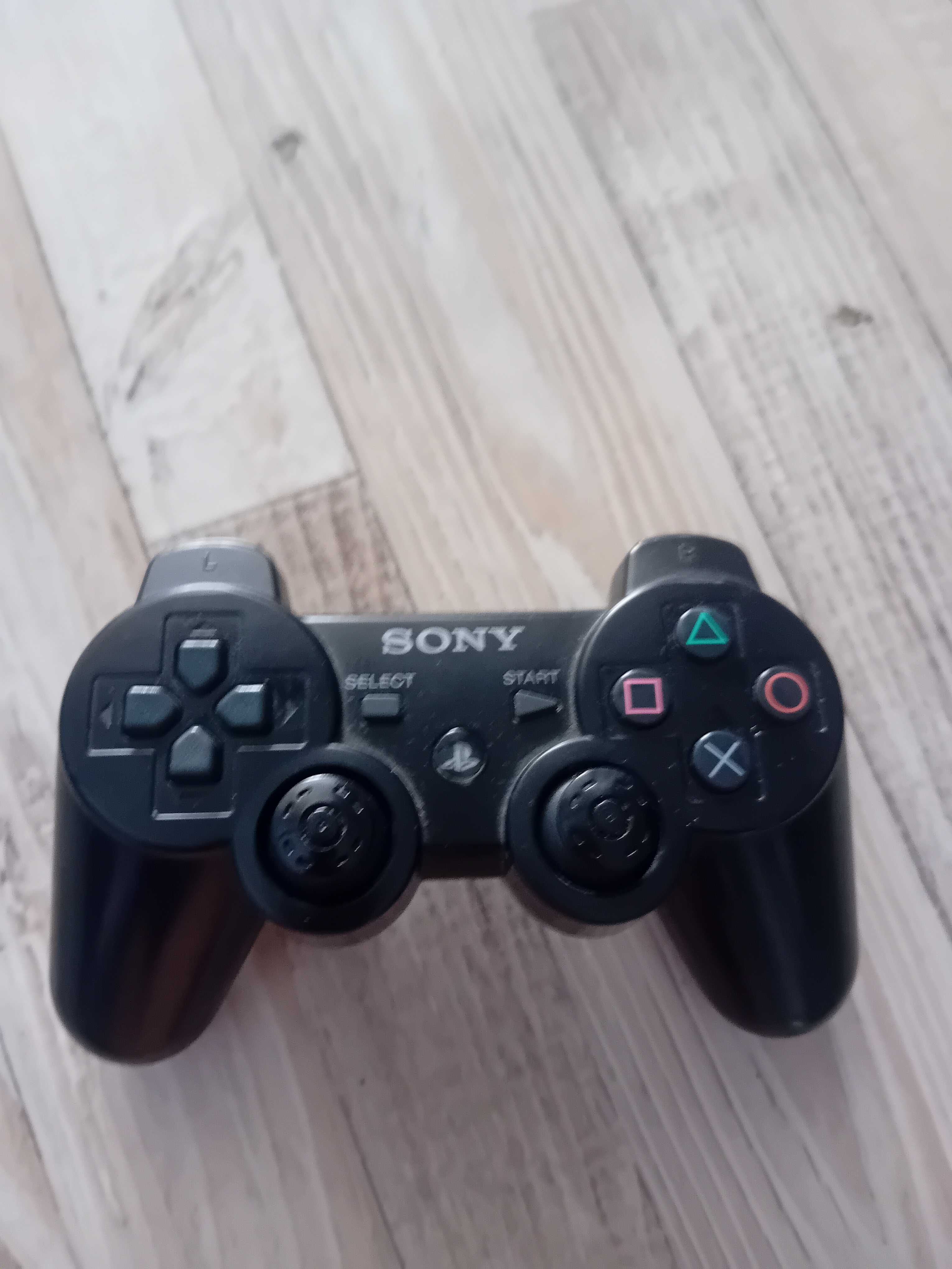 ПРОДАВАМ ПС има 2 игри