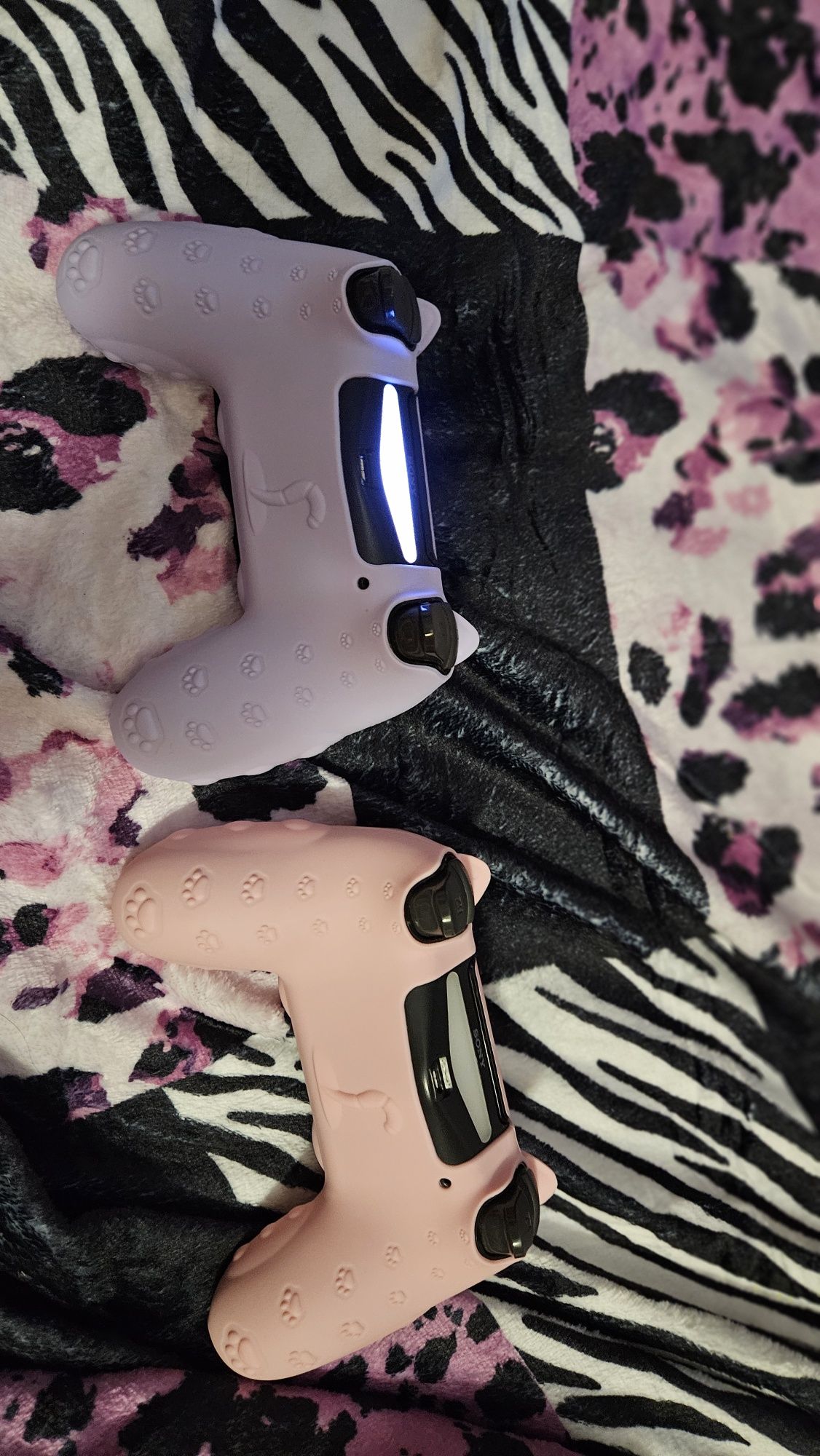 Ps4 Dualshock 4, v2 черни с кейсове