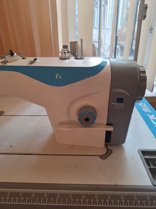 Швейная машина Jack F4