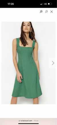 Vand rochie verde noua