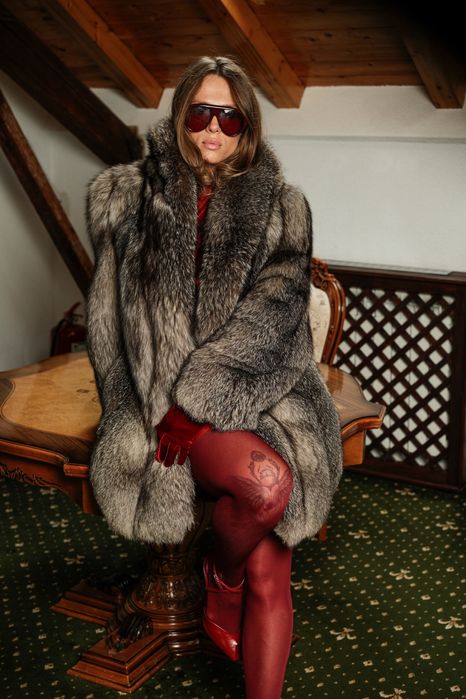 Haina bogata din blana naturala de vulpe argintie