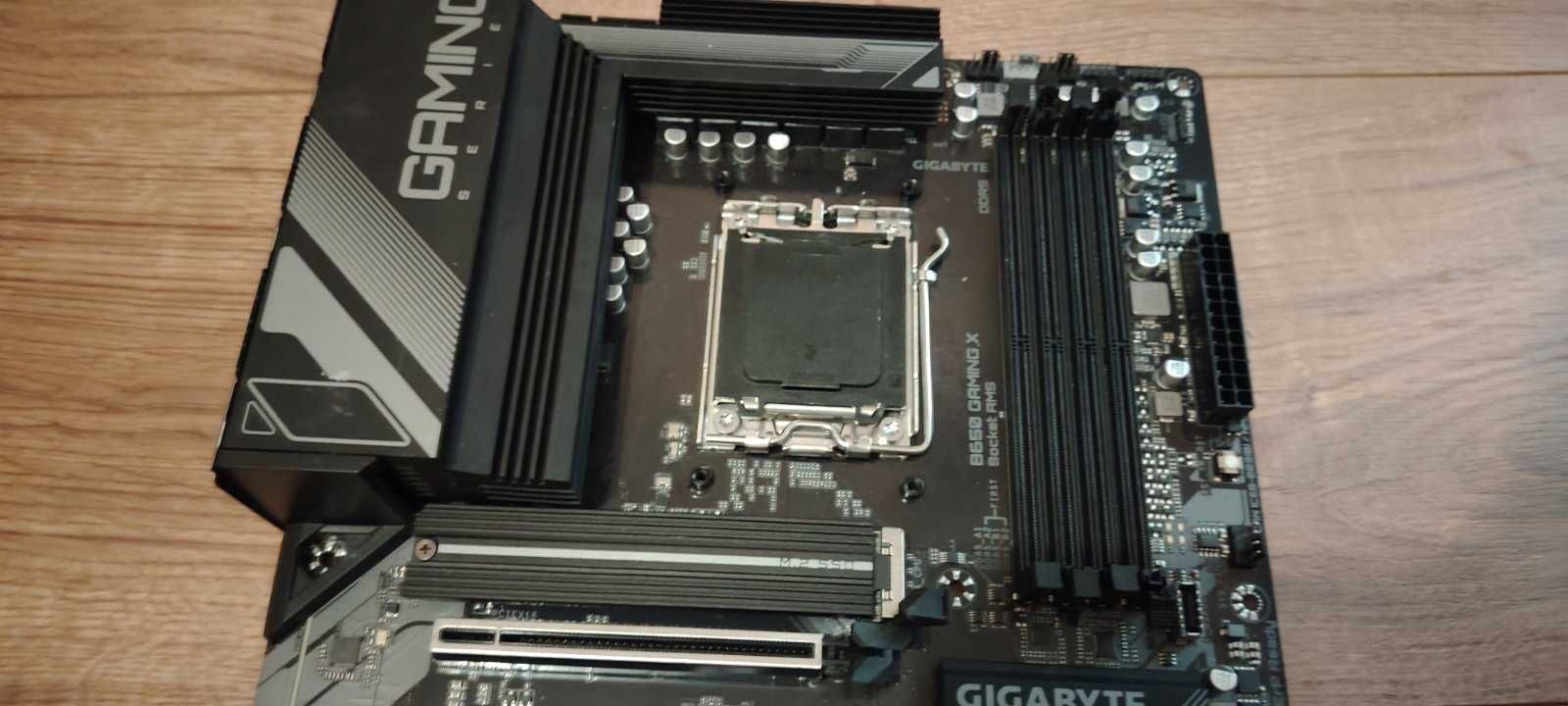 GIGABYTE B650 GAMING X AM5 + RYZEN 7 8700G 8-Core (5.1GHz) AM5