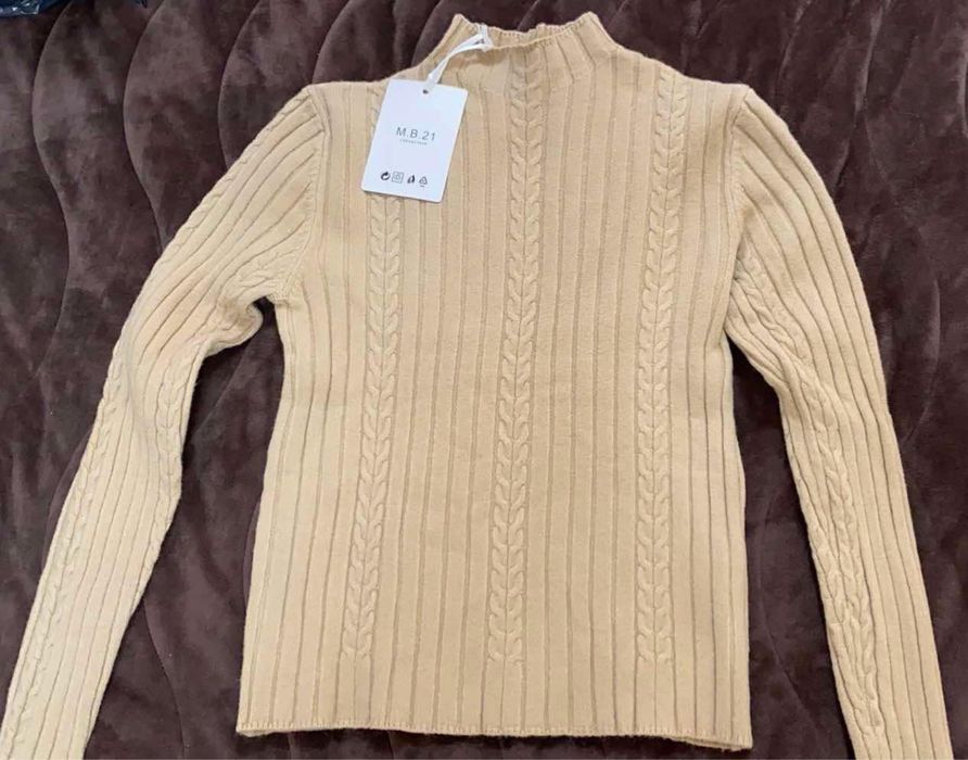 Бежов пуловер