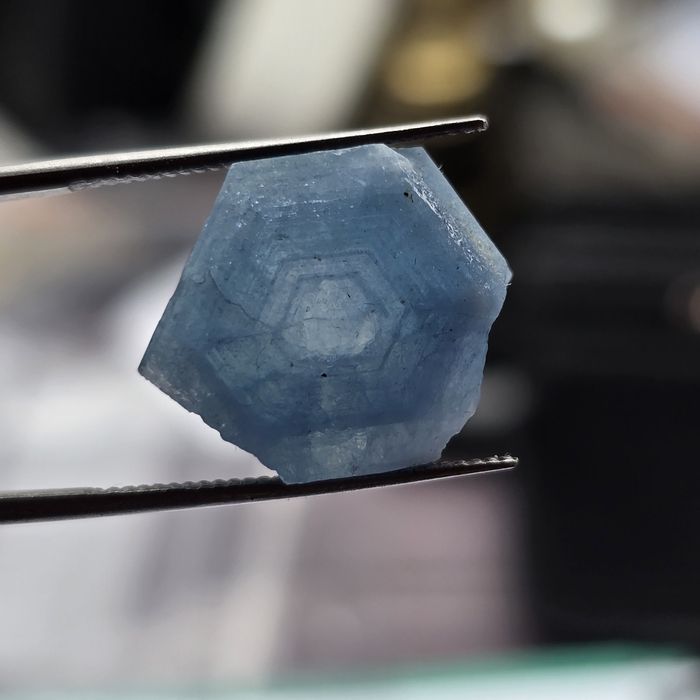 Аквамарин с много рядък зонален растеж и сертификат