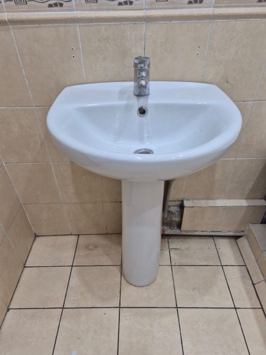 Продам раковину со сместителем
