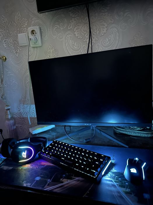 Игровой комплект-наушники, клавиатура, мышь и коврик. Всё для геймеров