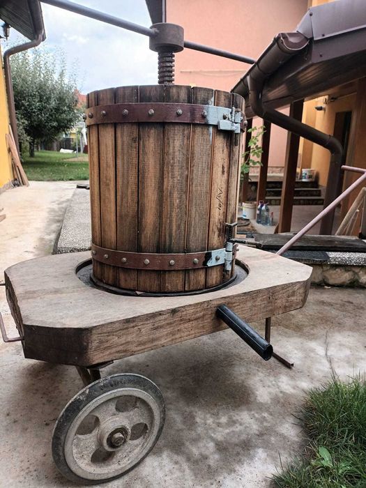 Teasc,  capacitate 70 l si butoaie de vin
