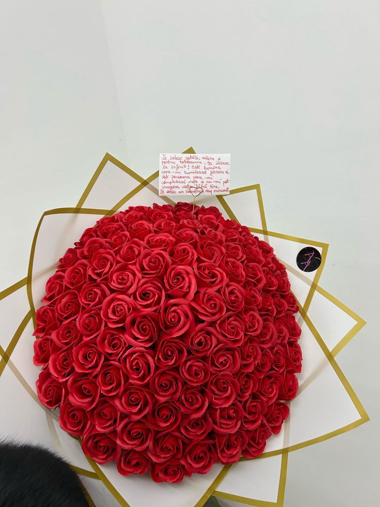 Buchet trandafiri sapun cu bilet personalizat si accesorii