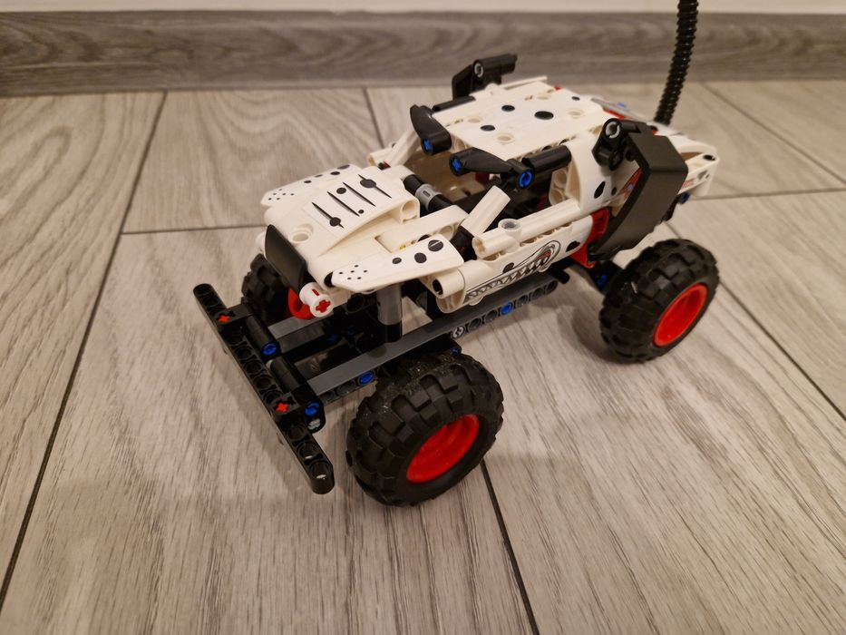 LEGO Technic 2 in 1 Dalmatian Monster Jam Monster Mutt 42150