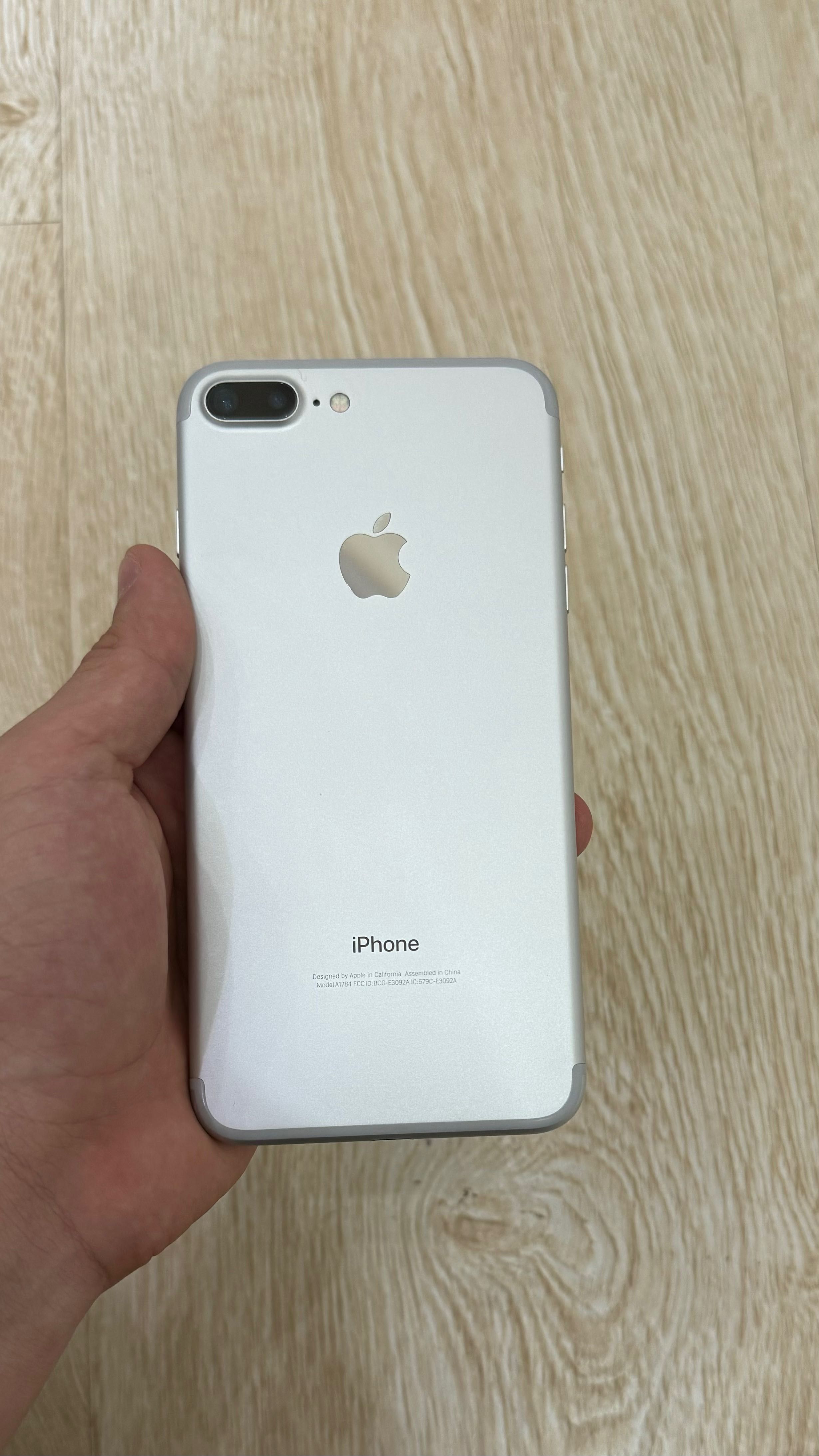 Продаю Iphone 7 + plus  silver