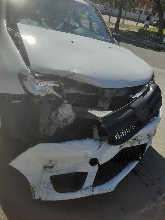Vand Logan avariat impreuna cu autorizatie taxi