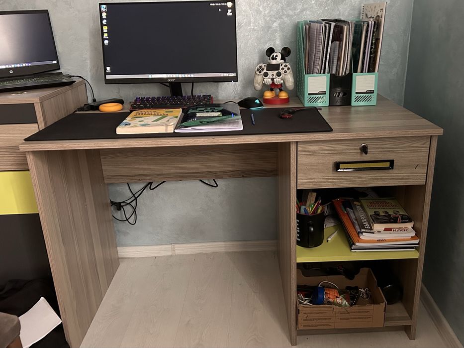 Бюро за детска стая