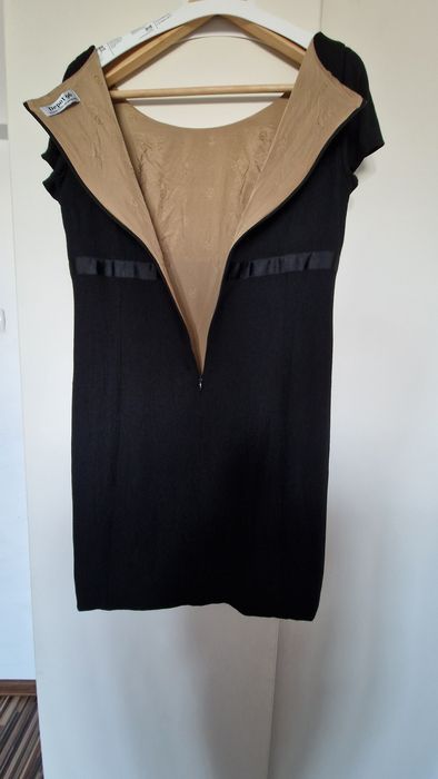 Vand rochie neagra cu lana marimea 42