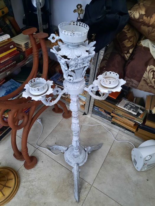 Свешник, лампион и медна картина