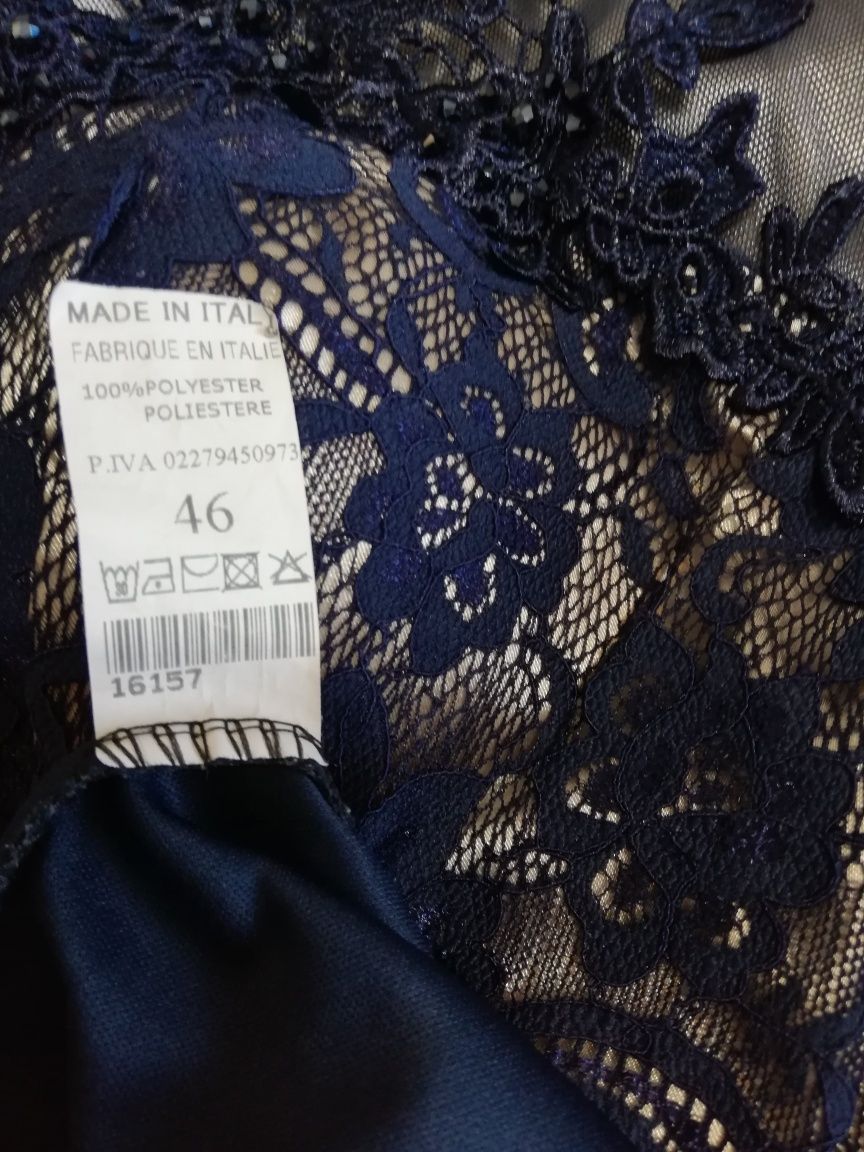 Rochie de gală din mătase și dantelă.