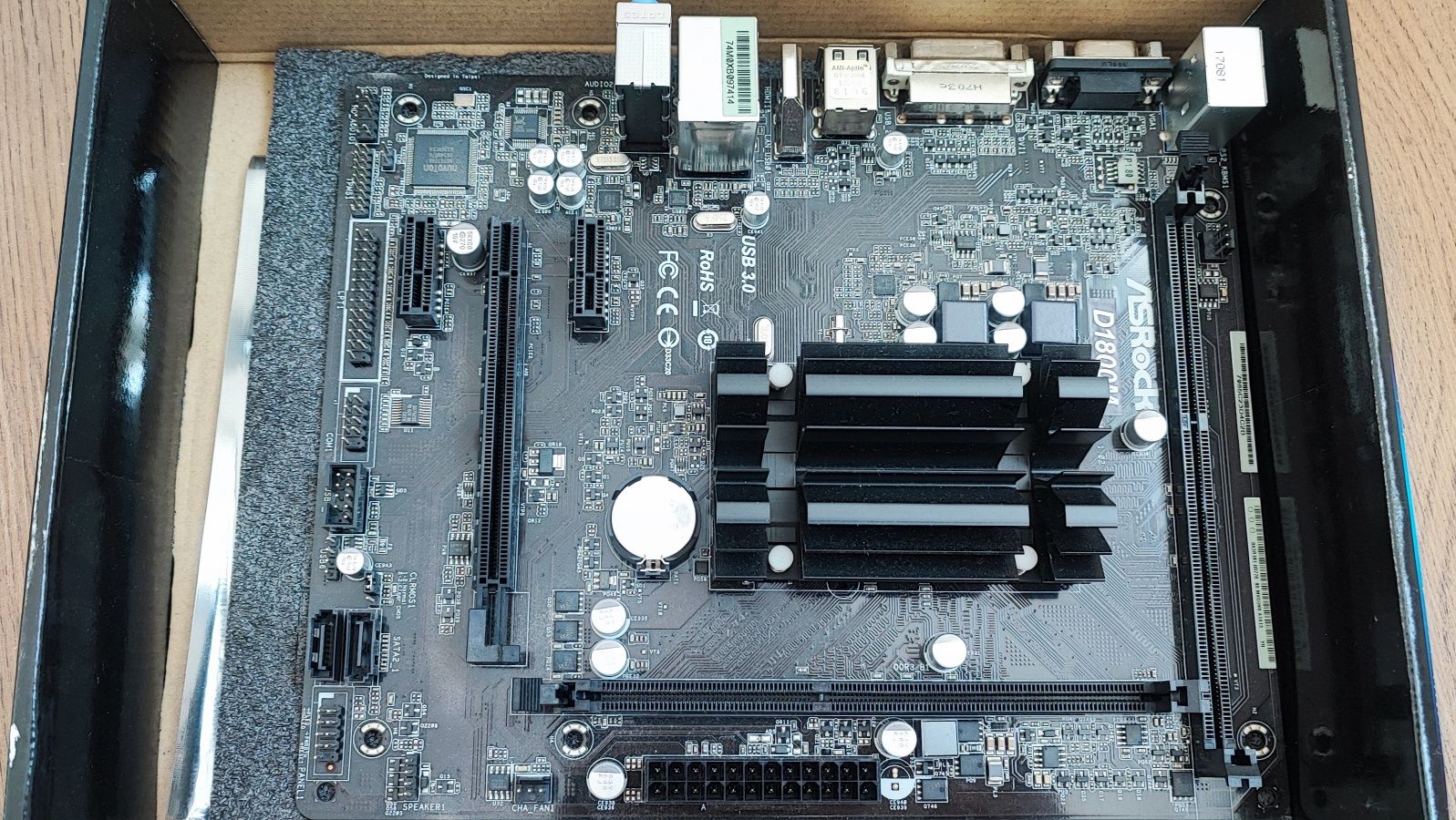 Placa de baza ASRock D1800M cu procesor integrat