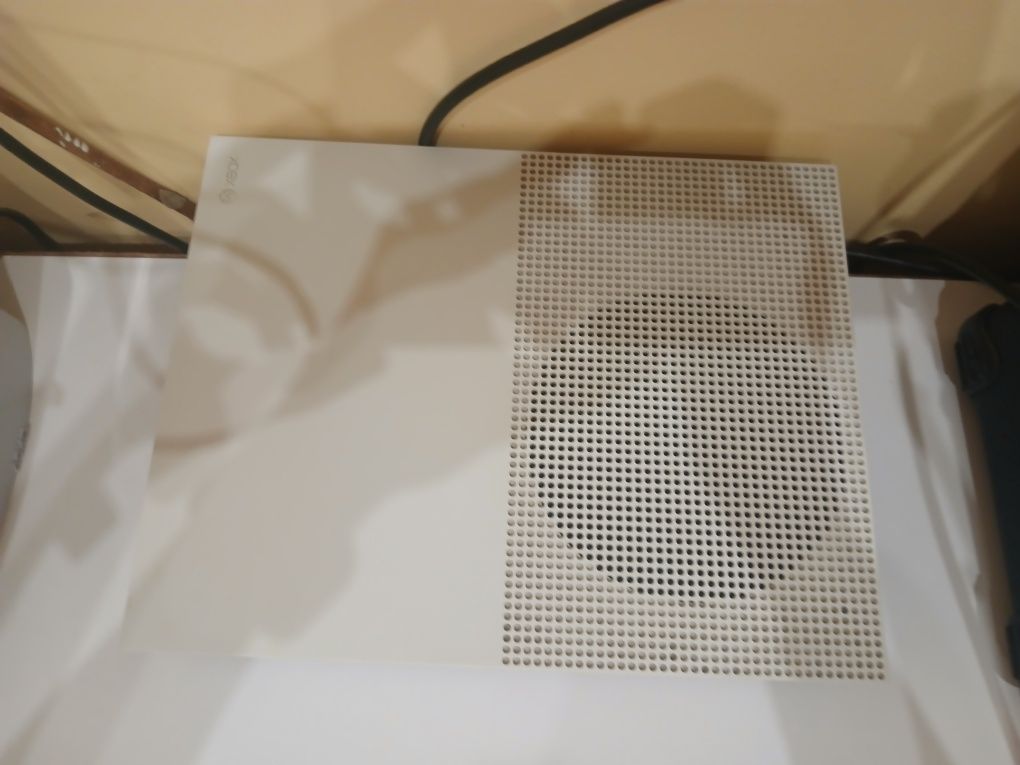 Xbox one S 2 контролера и игри