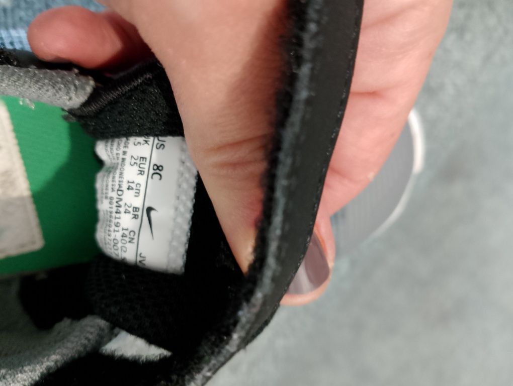 Маратонки Nike ,25