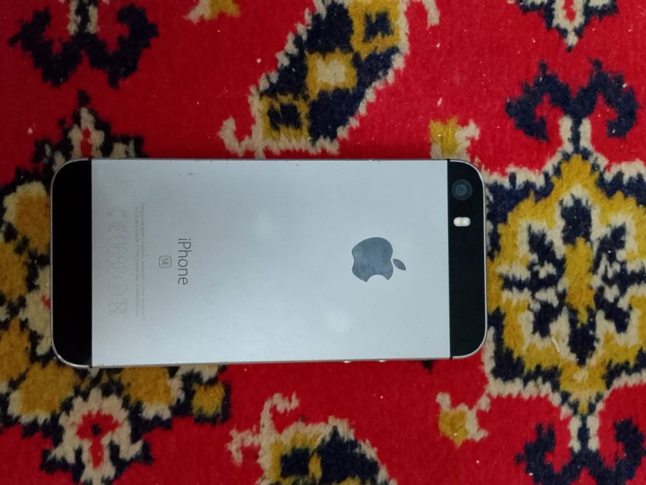 Айфон SE рабочий 64 гб 2016