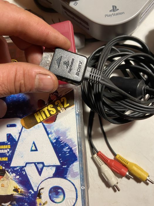 Dau PlayStation 1 Sony cu tot jocuri la el schimb doar cu un telefon