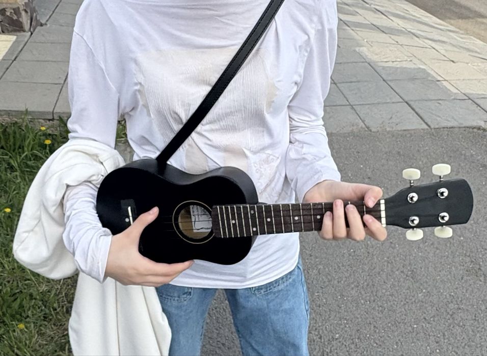 укулеле черный в хорошем состояний