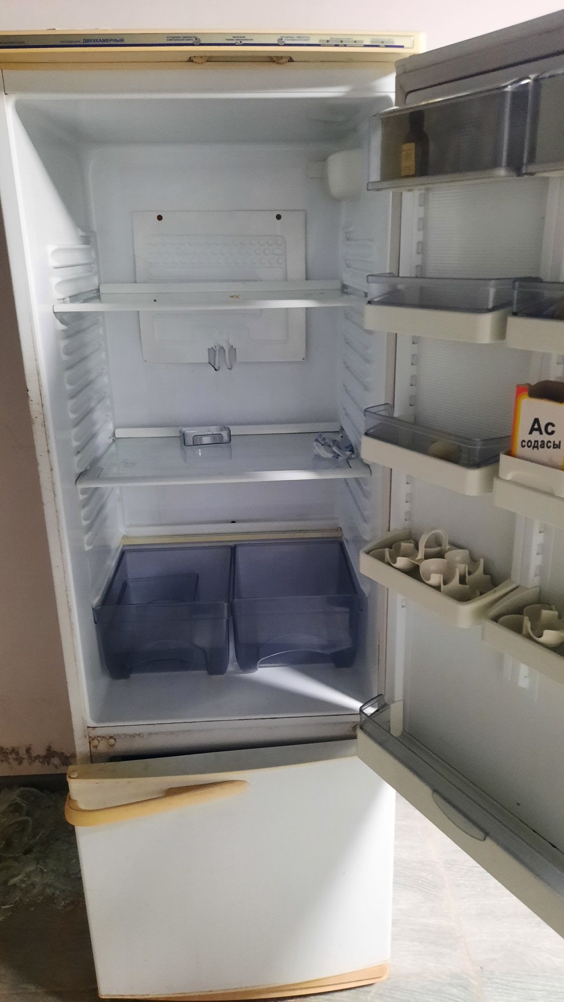 Продам холодильник. .
