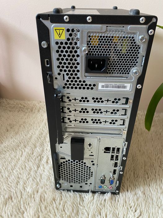 Продавам работна компютърна станция / компютър lenovo V530