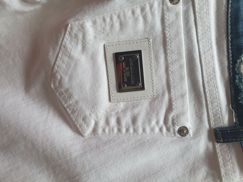 Чисто нови бели дънки с износен ефект, син дънков колан и ниска талия.