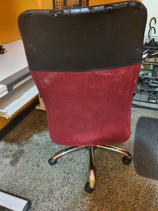 Метално бюро с дървен плот купено от Лидъл за 250лв. + Стол.