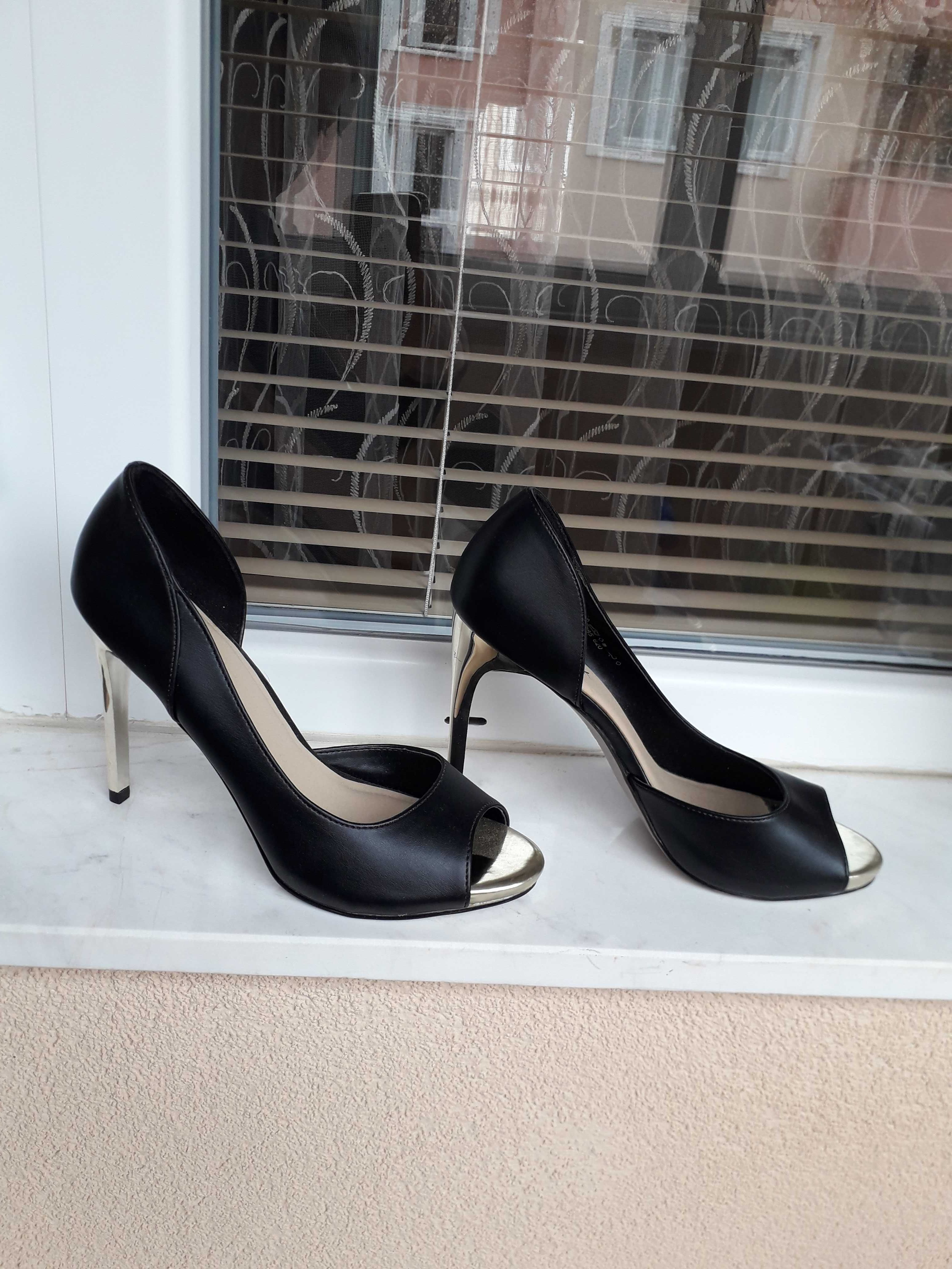 Дамски обувки с висок ток