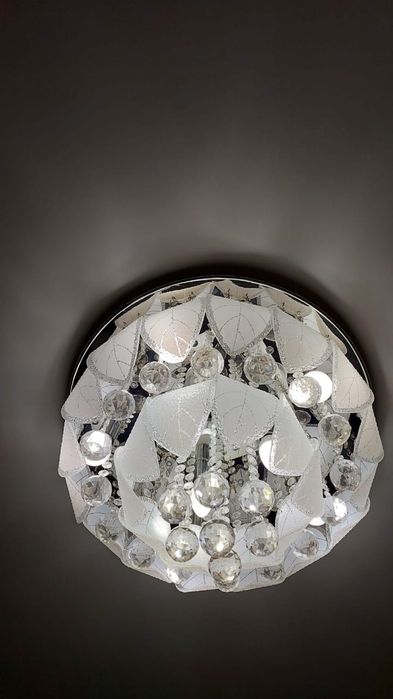 Продам люстру, лампочки диодные