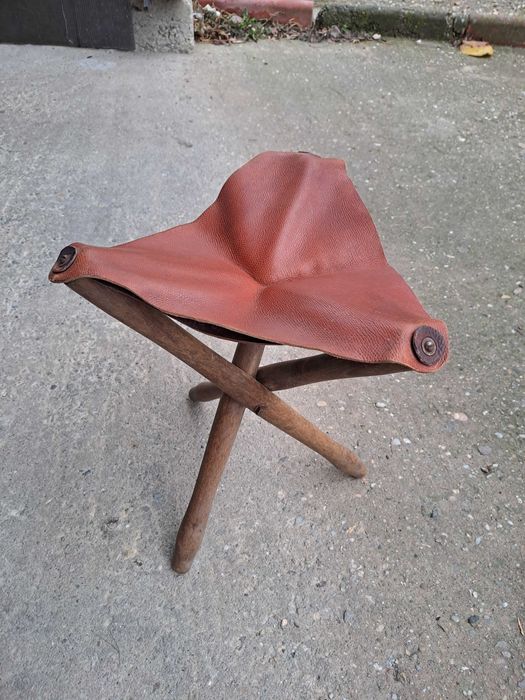 scaun vechi pescar lemn piele
