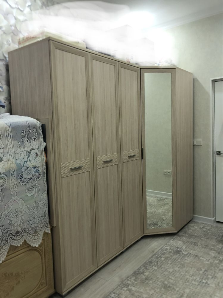 Шкаф угловой, комод с зеркалом