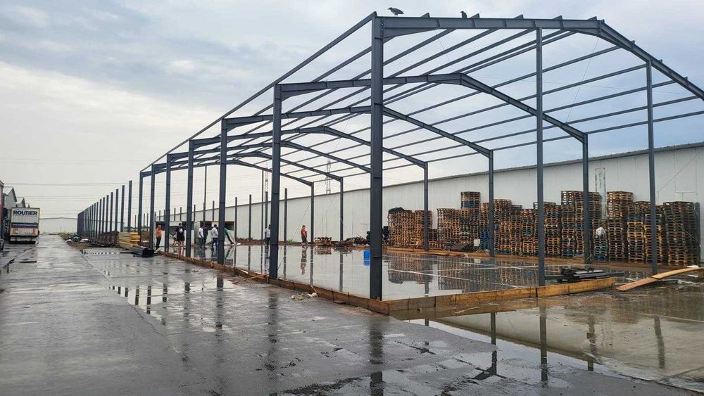Hală Metalica 20×40 m – pereți sandwich și acoperiș rezistent