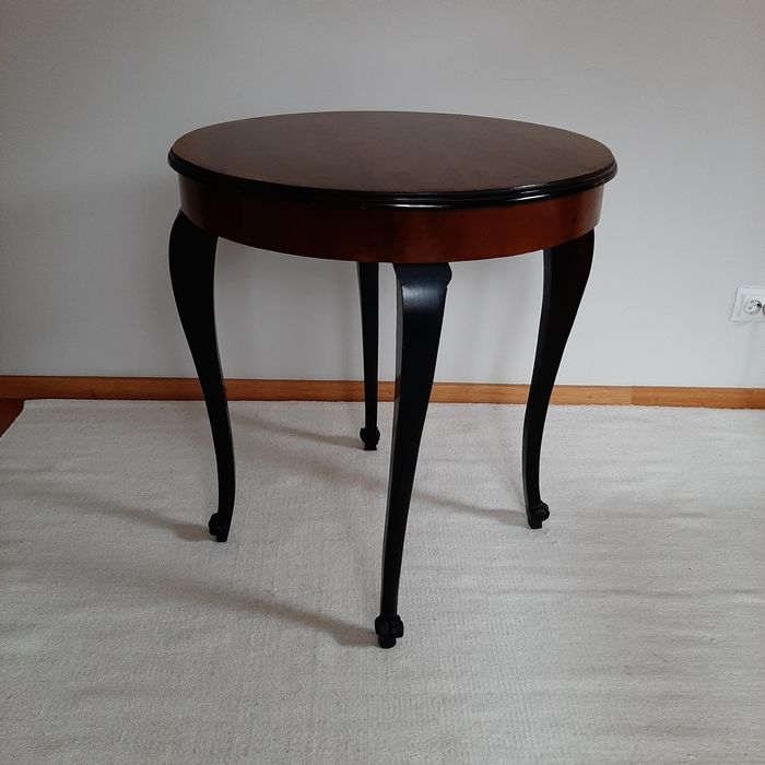 Masuta veche pentru cafea cu patru taburete