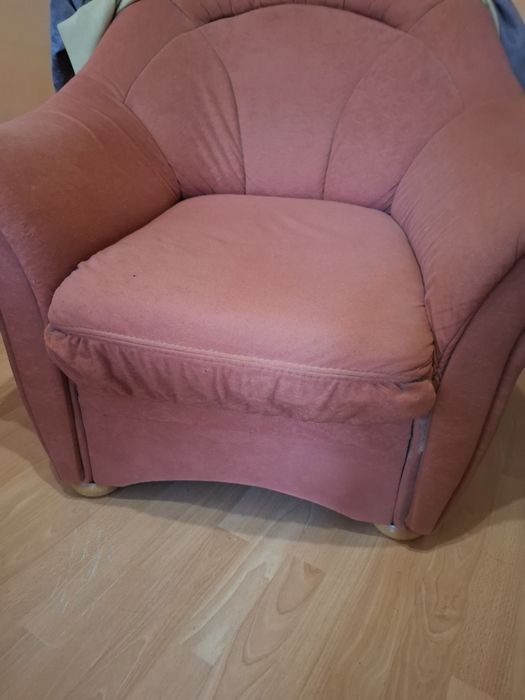 Диван, табуретки, маса, фотьойл