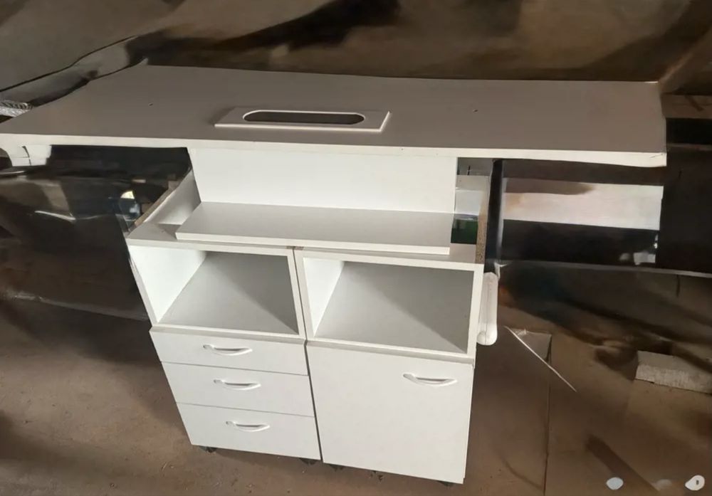 Masă manichiură preț 1700 lei negociabil