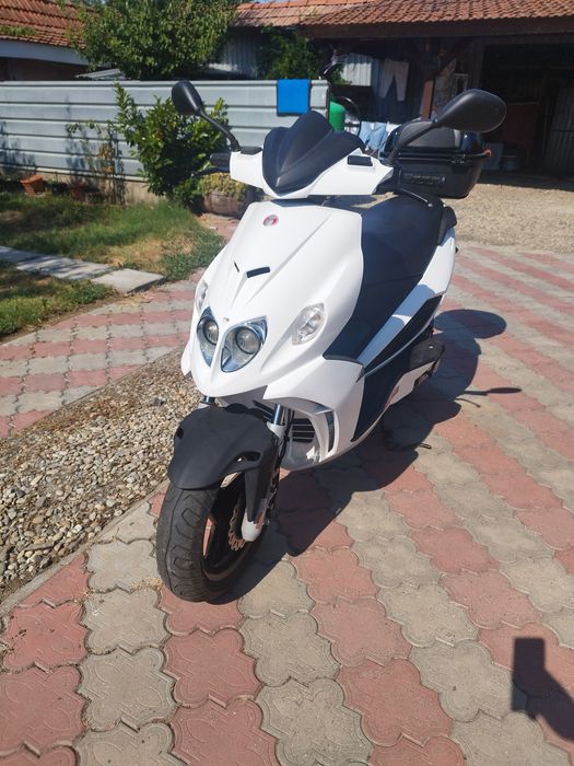 Vând Malaguti f12