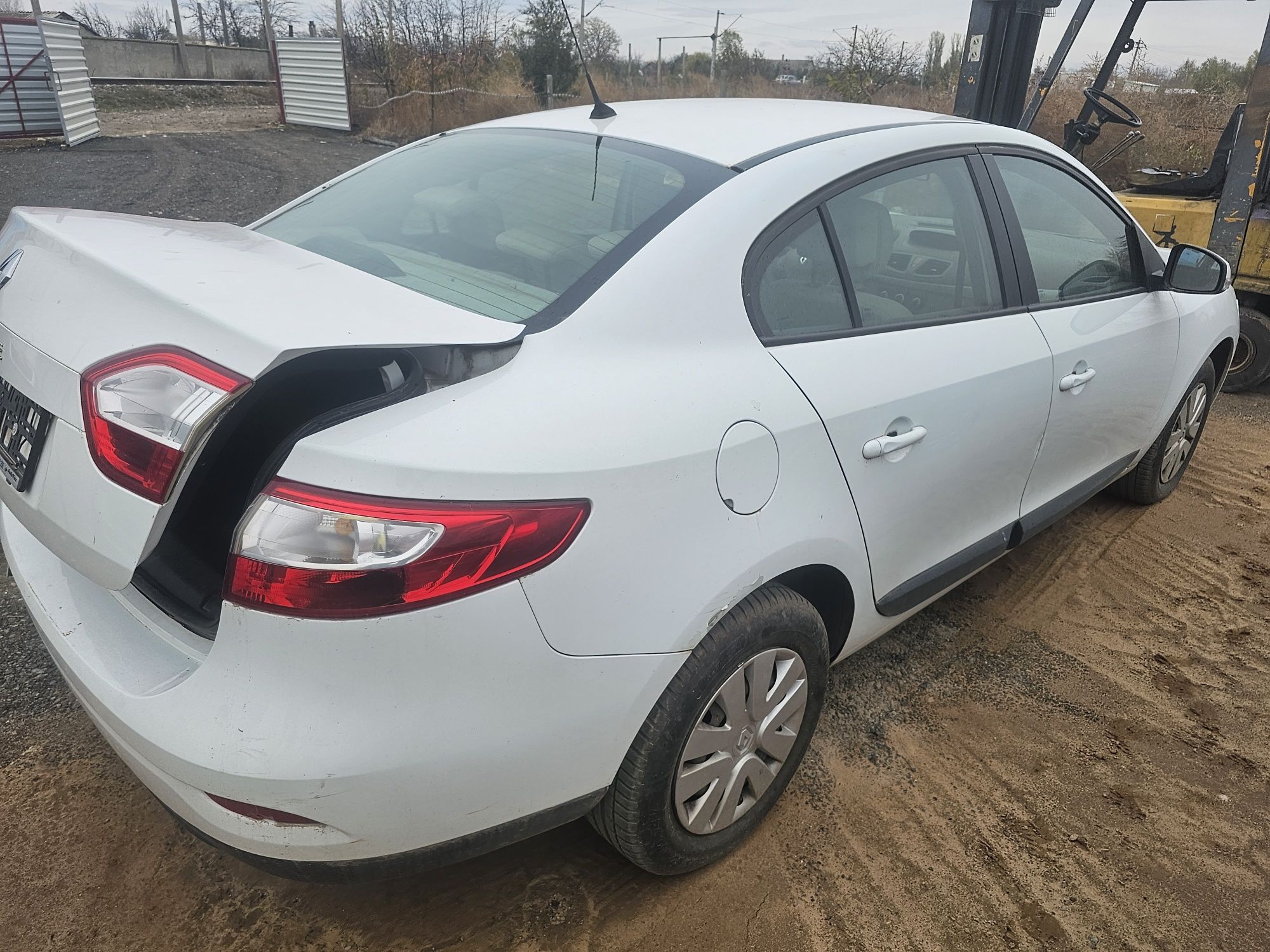 Dezmembrez Renault Fluence 1.4i 16v 1.6i 16v 1.5dci