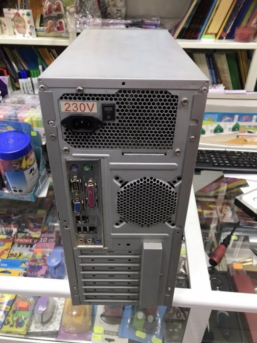 Продавам компютър Celeron 2,53Ghz, 512 RAM, 40 GB