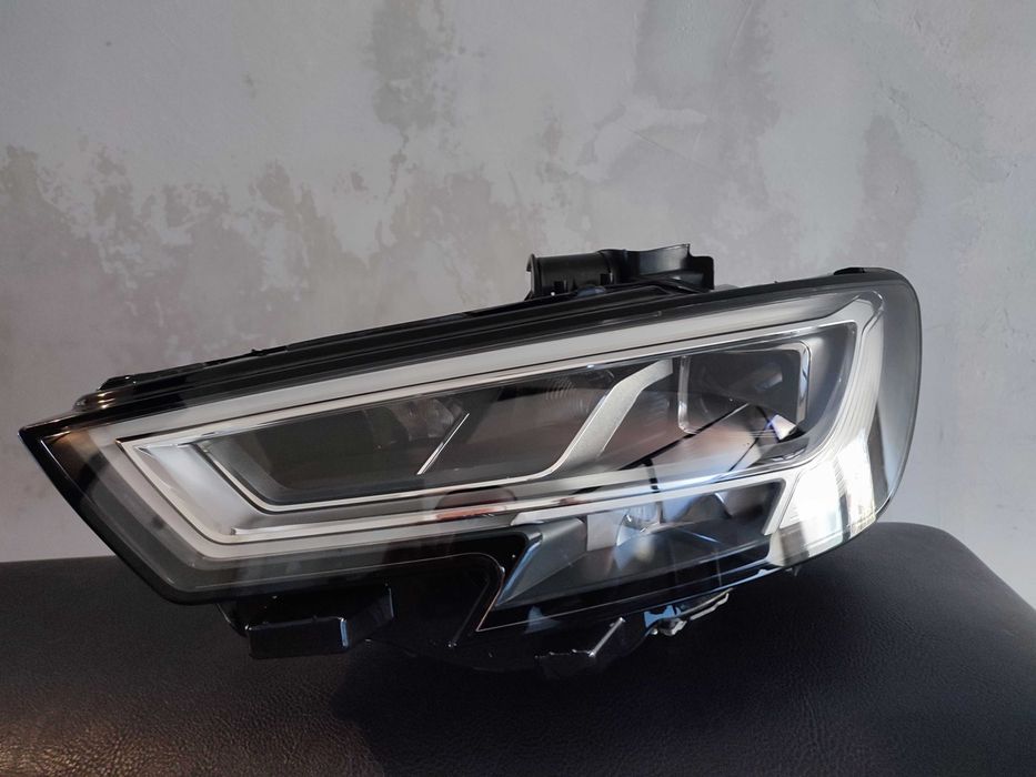 Продавам комплект нови оригинални LED фарове за Audi A 3 2016 - 20г.