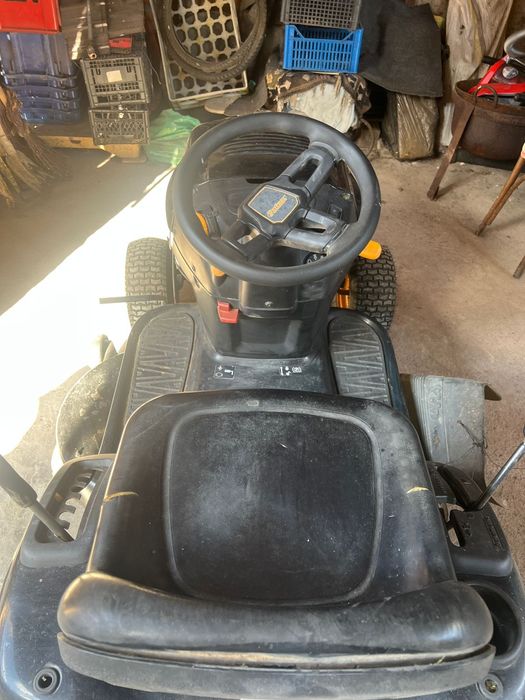 Tractoras partener tuns iarba