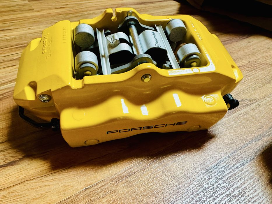 Предни и задни спирачни апарати Brembo от Porsche Cayenne