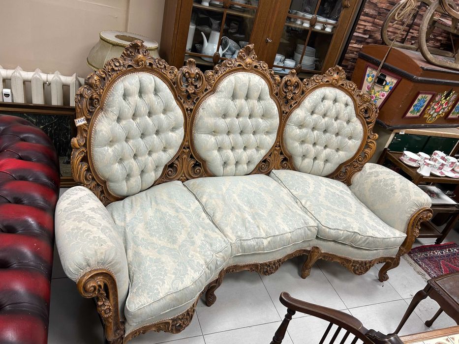 Троен диван с богата дърворезба и бледосиня дамаска.