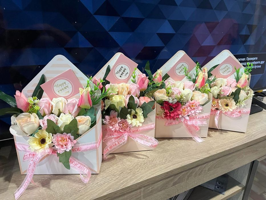 Букети от сапунени рози и изкуствени цветя