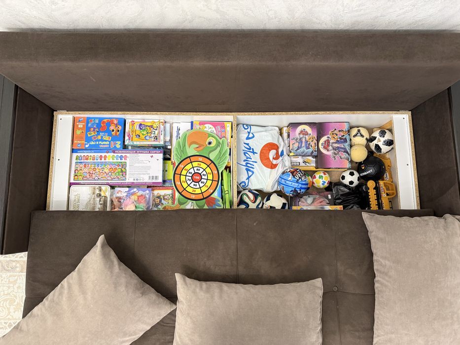 Продается диван размером 2,15х90