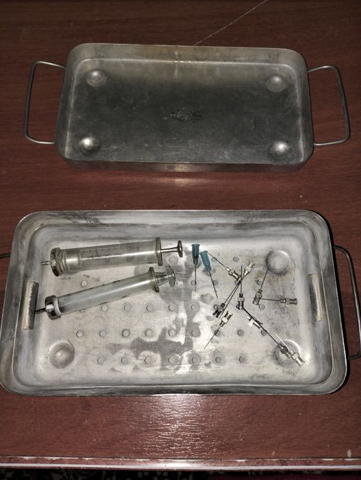 Шприцница со шприцами