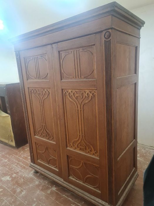 Продам  шкаф и антикварную мебель.