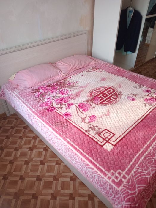 Двуспальной кровать, продаётся в хорошем состоянии