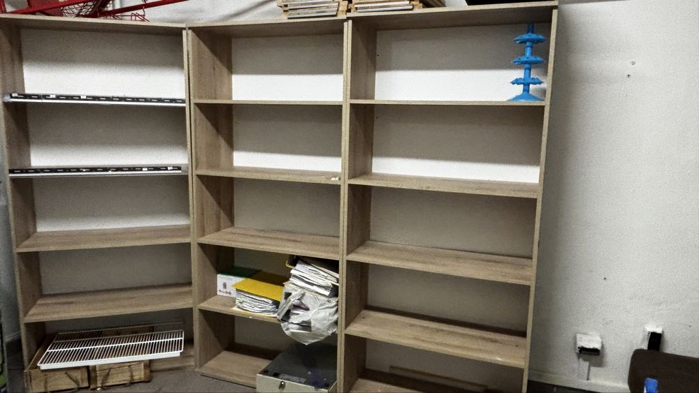 Дървени стелажи